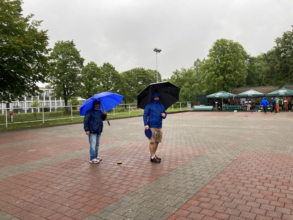 Die Teilnehmer des Ortsvereinsturnies trotzem dem Regen
